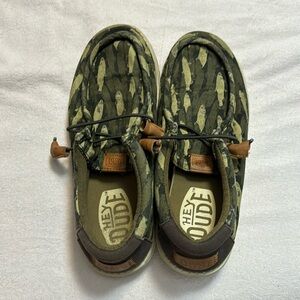 Size 8 mens hey dudes. Camo fish
